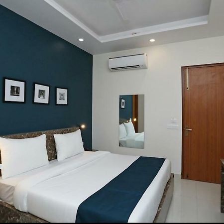 Hotel Galaxy Inn Ґурґаон Екстер'єр фото