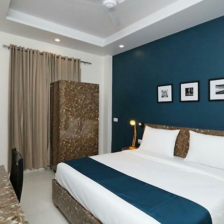 Hotel Galaxy Inn Ґурґаон Екстер'єр фото