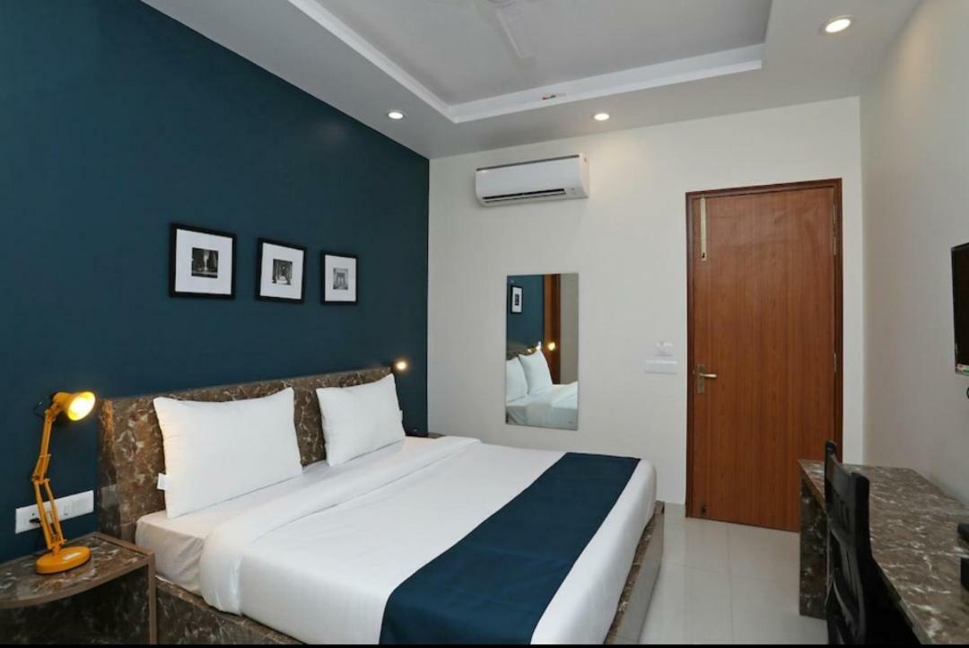 Hotel Galaxy Inn Ґурґаон Екстер'єр фото