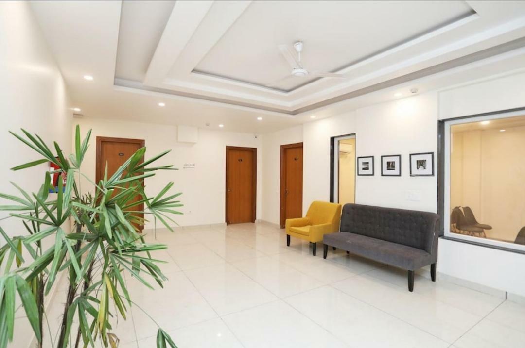 Hotel Galaxy Inn Ґурґаон Екстер'єр фото