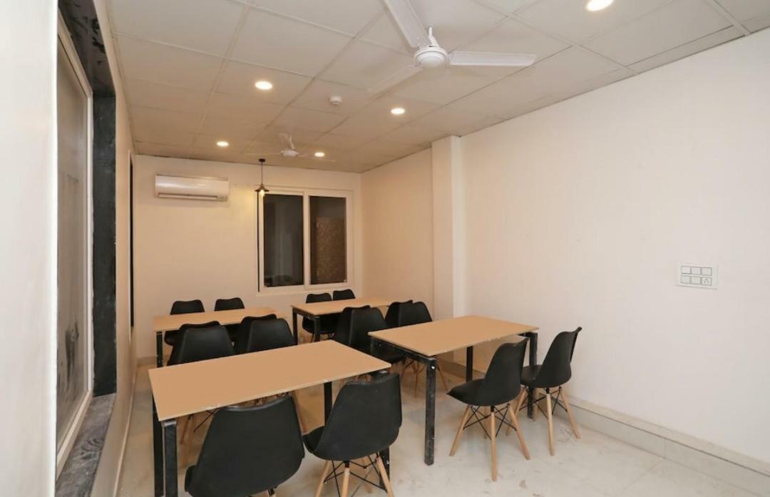 Hotel Galaxy Inn Ґурґаон Екстер'єр фото