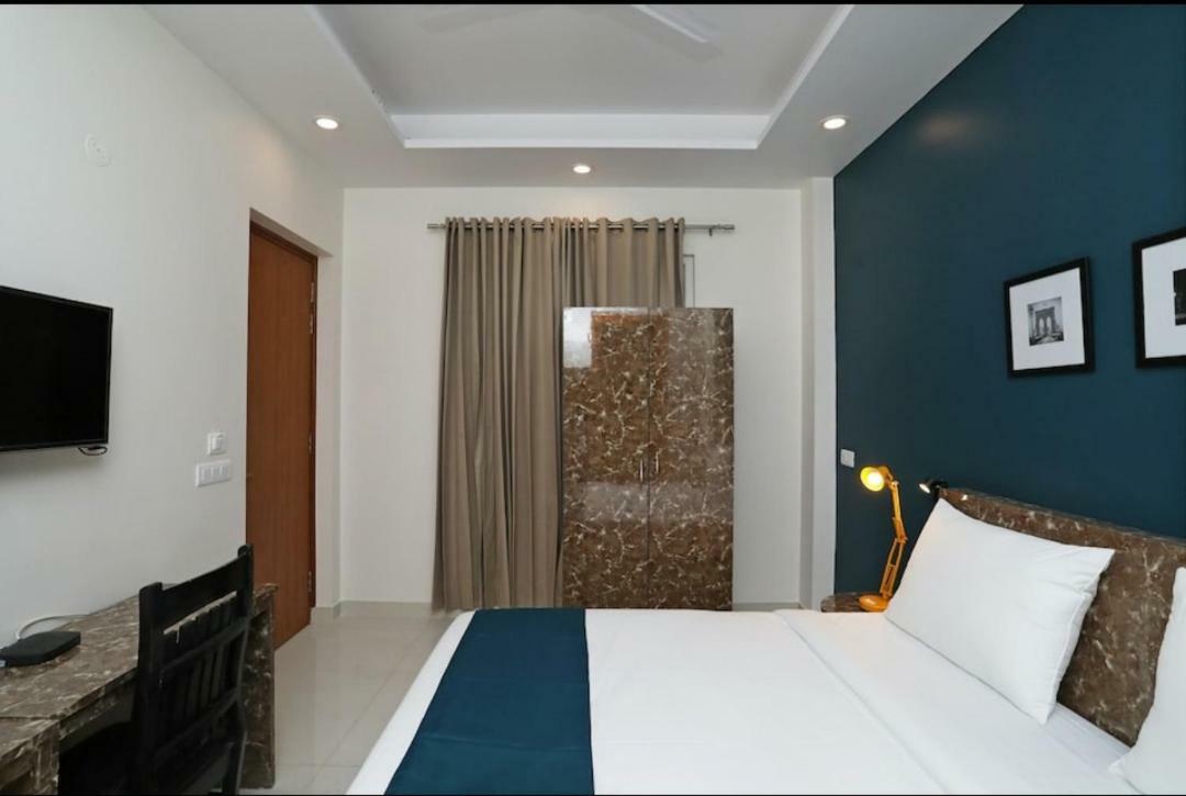 Hotel Galaxy Inn Ґурґаон Екстер'єр фото