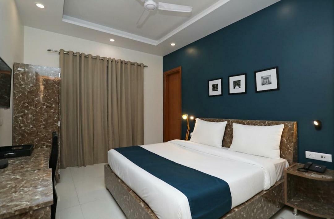 Hotel Galaxy Inn Ґурґаон Екстер'єр фото