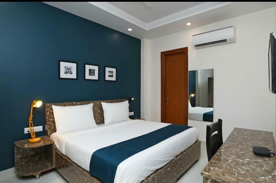 Hotel Galaxy Inn Ґурґаон Екстер'єр фото