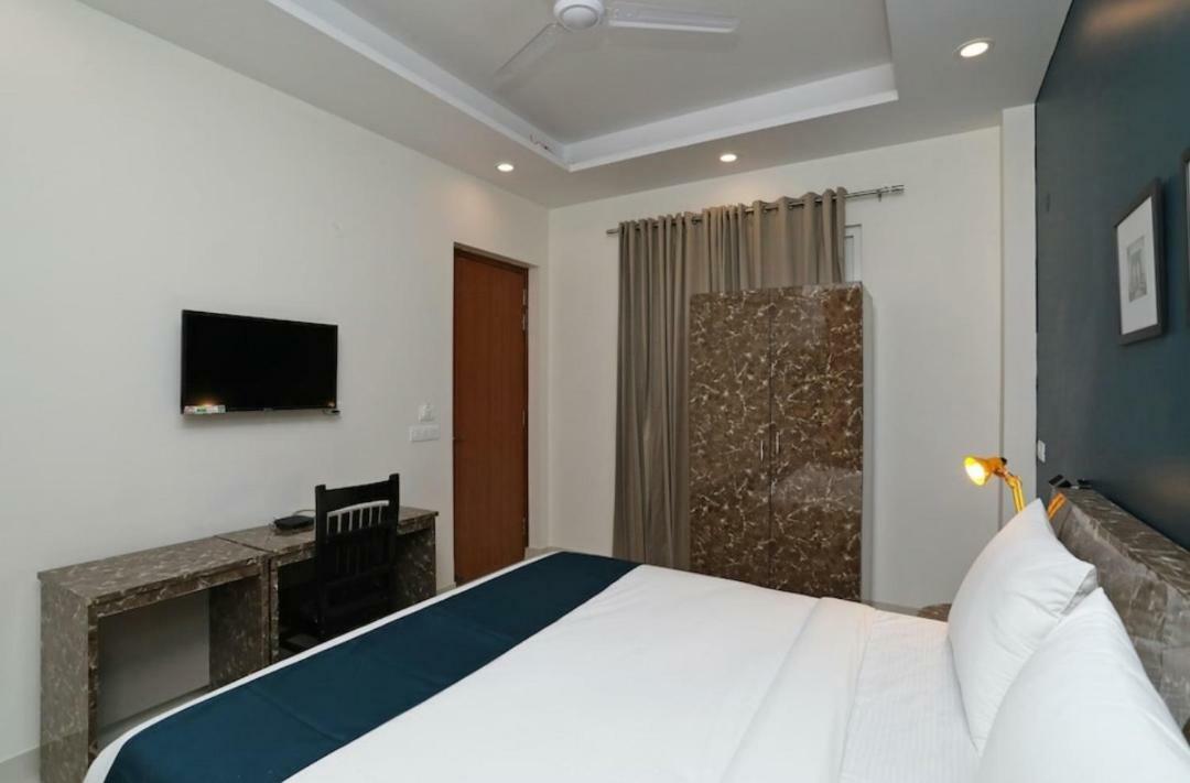 Hotel Galaxy Inn Ґурґаон Екстер'єр фото